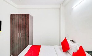 Free WiFi, bed sheets - Star Light Inn (New Delhi)