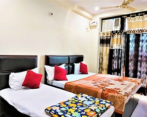 Free WiFi, bed sheets - Star Light Inn (New Delhi)