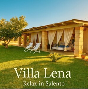 Villa Lena con un área de estar cubierta al aire libre, una cama y un césped.