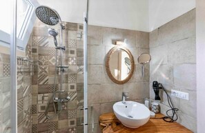 Regadera, secadora de cabello, bidet, toallas 