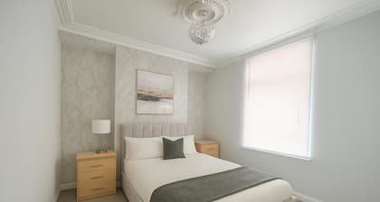 Spacious 5 Bedroom House in Swansea