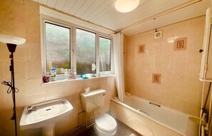 Shower, free toiletries, hair dryer, towels - Spacious 5 Bedroom House in Swansea (Swansea)