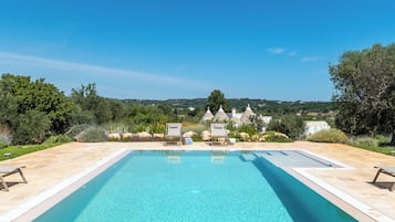 Piscina externa sazonal, espreguiçadeiras