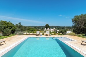 Seasonal outdoor pool, pool loungers - Trullo Pietra Rossa with Pool by Wonderful Italy (Ostuni)