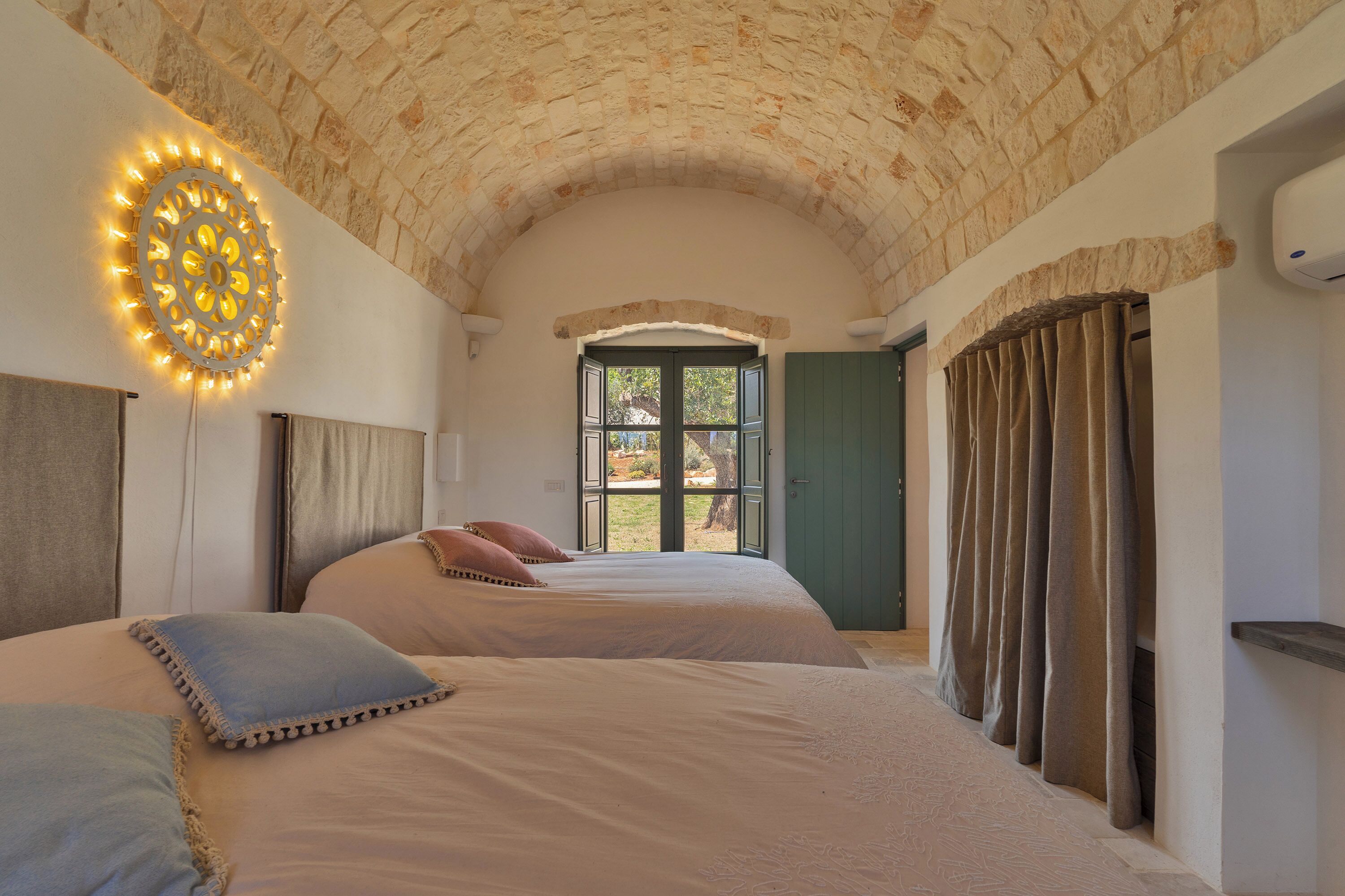 Vila, 4 quartos, piscina particular | Ferros/tábuas de passar roupa, Wi-Fi de cortesia, roupa de cama
