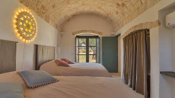 Vila, 4 quartos, piscina particular | Ferros/tábuas de passar roupa, Wi-Fi de cortesia, roupa de cama