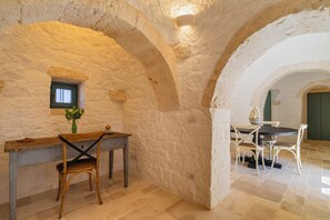 別墅, 4 間臥室, 私人泳池 | 起居區 | 30-吋電視，提供衛星頻道