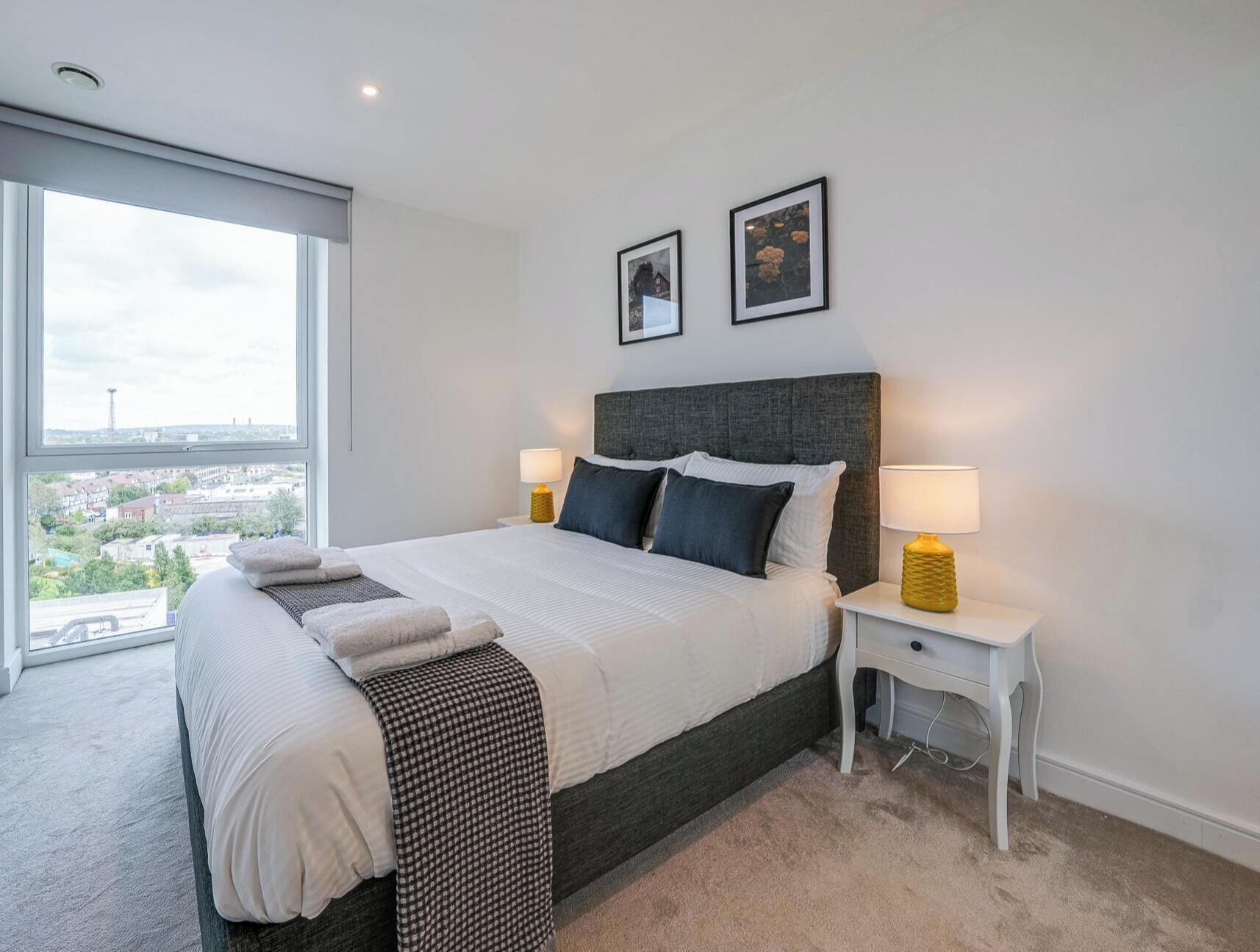 2 quartos, ferros/tábuas de passar roupa, berço de viagem