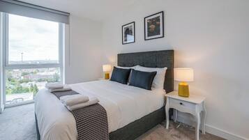 2 quartos, ferros/tábuas de passar roupa, berço de viagem