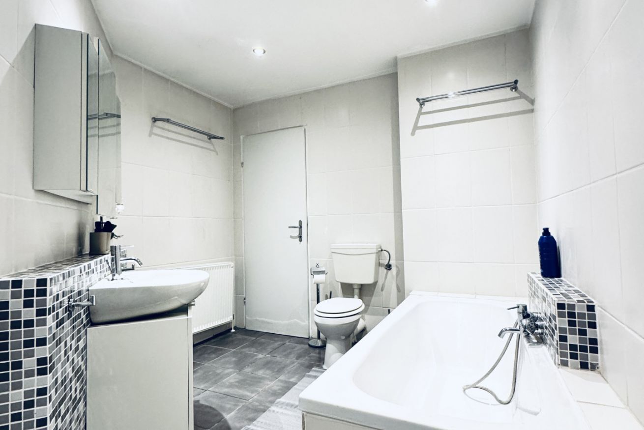 Haartrockner, Bidet, Handtücher, Seife