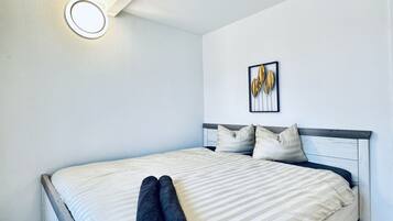 2 bedrooms, iron/ironing board, bed sheets