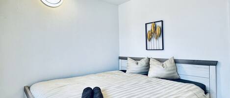 2 bedrooms, iron/ironing board, bed sheets