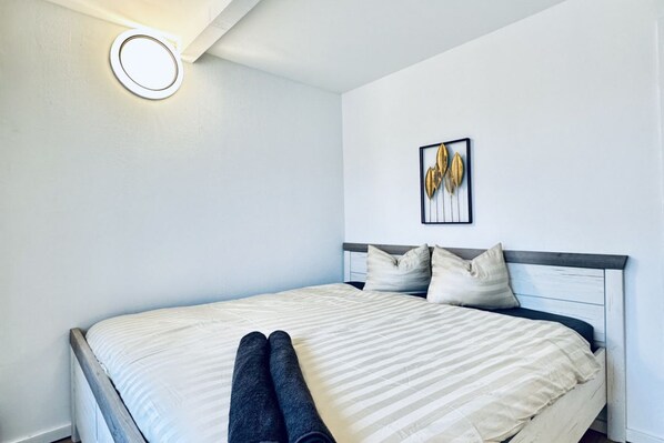 2 chambres, fer et planche à repasser, draps fournis