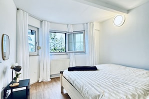 2 bedrooms, iron/ironing board, bed sheets