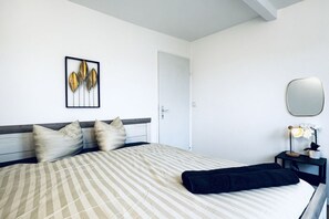 2 bedrooms, iron/ironing board, bed sheets