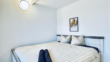 2 dormitorios, tabla de planchar con plancha, ropa de cama