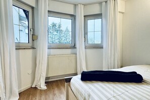 2 Schlafzimmer, Bügeleisen/Bügelbrett, Bettwäsche