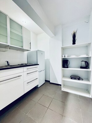 Fridge, stovetop, dishwasher, coffee/tea maker
