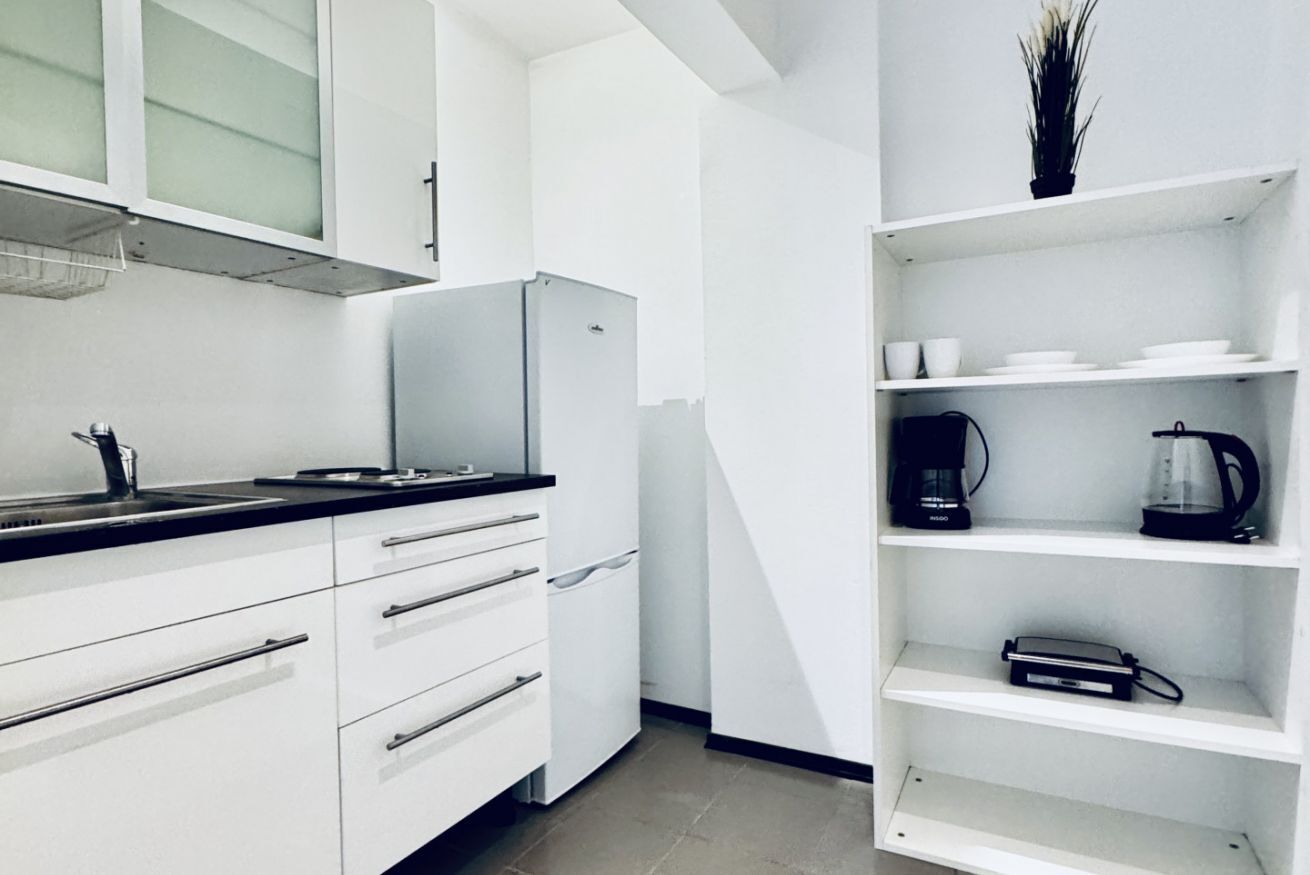 Réfrigérateur, plaque de cuisson, lave-vaisselle, cafetière/bouilloire