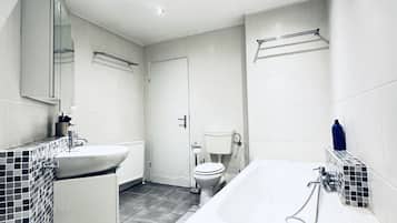 Secador de pelo, bidé, toallas y jabón