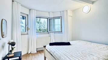 2 bedrooms, iron/ironing board, bed sheets