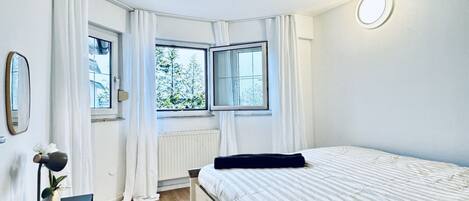 2 bedrooms, iron/ironing board, bed sheets