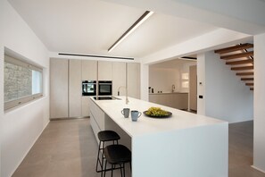 Micro-ondes, four, plaque de cuisson, lave-vaisselle