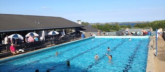 Feriebolig nær natur og hav - Fælles pool, badestrand, mini golf
