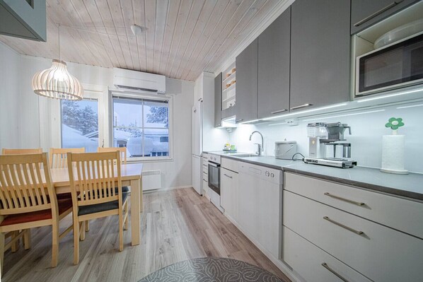 Jääkaappi, mikroaaltouuni, uuni, liesi