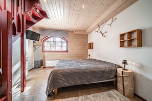 Tabla de planchar con plancha, wifi gratis y ropa de cama 