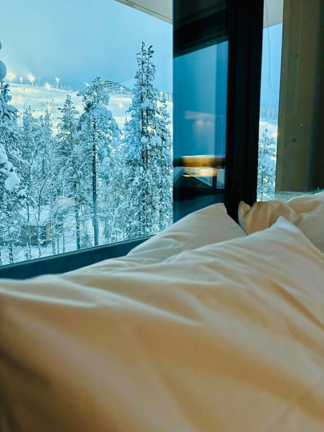 Escritorio, tabla de planchar con plancha, wifi gratis y ropa de cama 