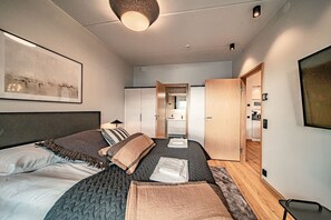 Iron/ironing board, free WiFi, bed sheets