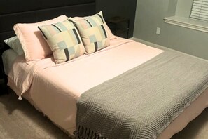 6 habitaciones, tabla de planchar con plancha, internet y ropa de cama