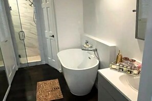 Hårføner, håndklær, såpe og toalettpapir