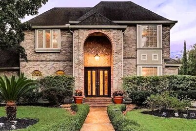 Modern Houston Getaway nr Med Center&NRG — Pool, Wi‑Fi, Parking, Family‑Friendly