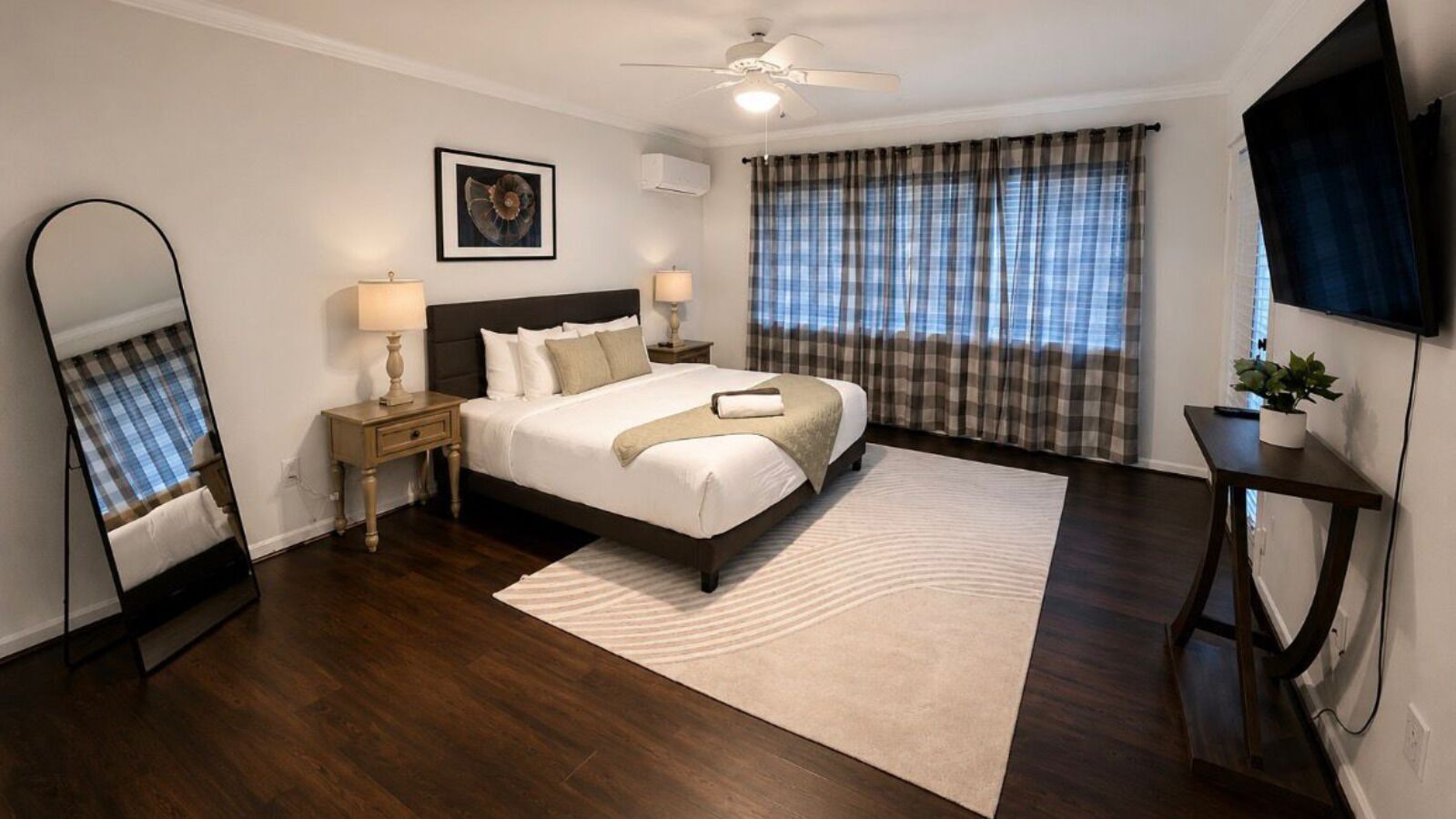 5 bedrooms, iron/ironing board, internet, bed sheets