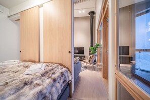 Bureau, fer et planche à repasser, accès au Wi-Fi (inclus)