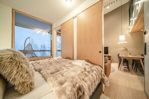 Escritorio, tabla de planchar con plancha, wifi gratis y ropa de cama