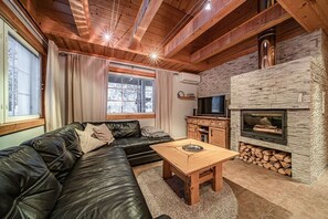 Televisión y chimenea