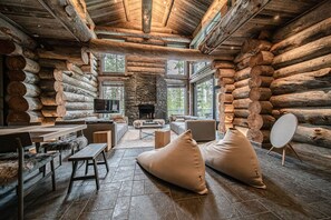 Televisión y chimenea 