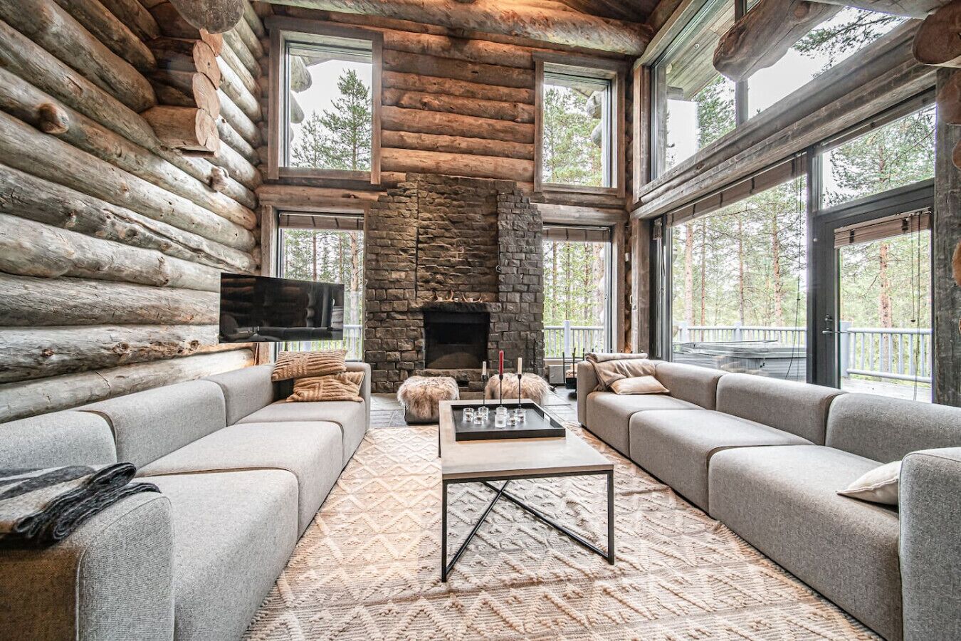 Una televisión, una chimenea