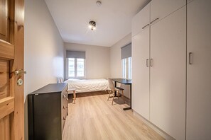 Skrivebord, strykejern/-brett, wi-fi (inkludert) og sengetøy