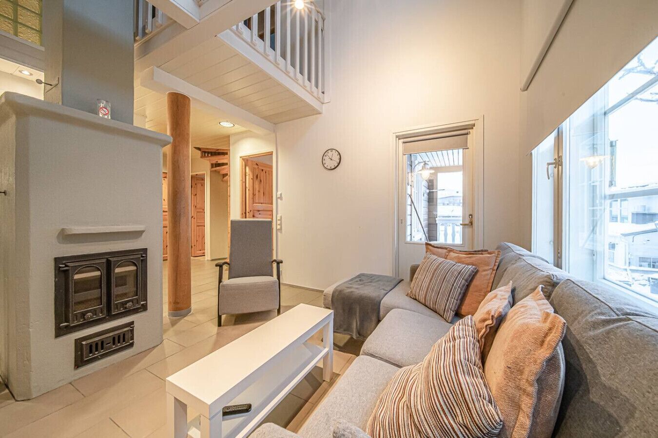 Una televisión, una chimenea