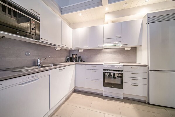 Kjøleskap, mikrobølgeovn, ovn og kokeplater