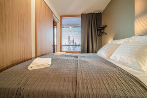 Tabla de planchar con plancha, wifi gratis y ropa de cama 