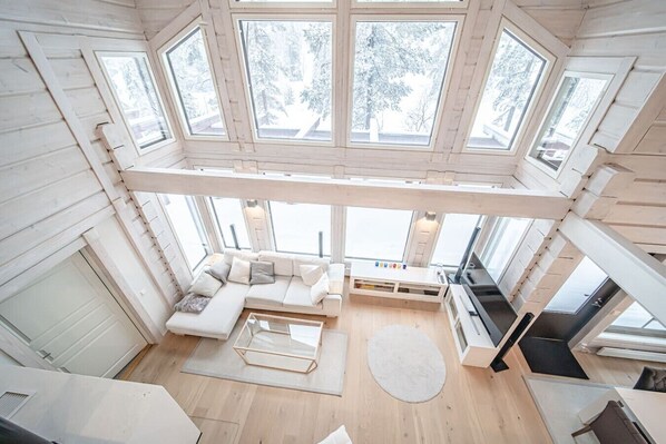 TV, fireplace - Villa Swan by Aavalevi Holidays (Levi)