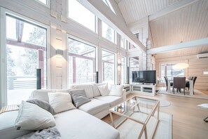 TV, fireplace - Villa Swan by Aavalevi Holidays (Levi)