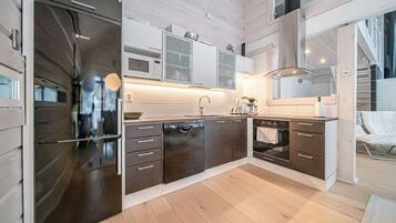 Jääkaappi, mikroaaltouuni, uuni, liesi