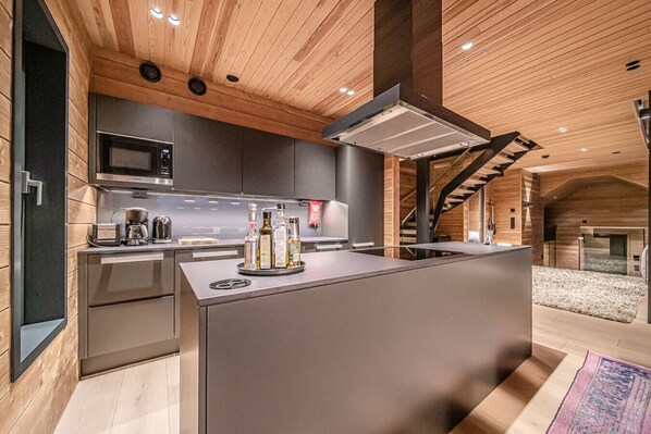 Kjøleskap, mikrobølgeovn, ovn og kokeplater