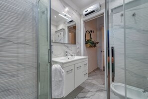 Dusche, Haartrockner, Handtücher